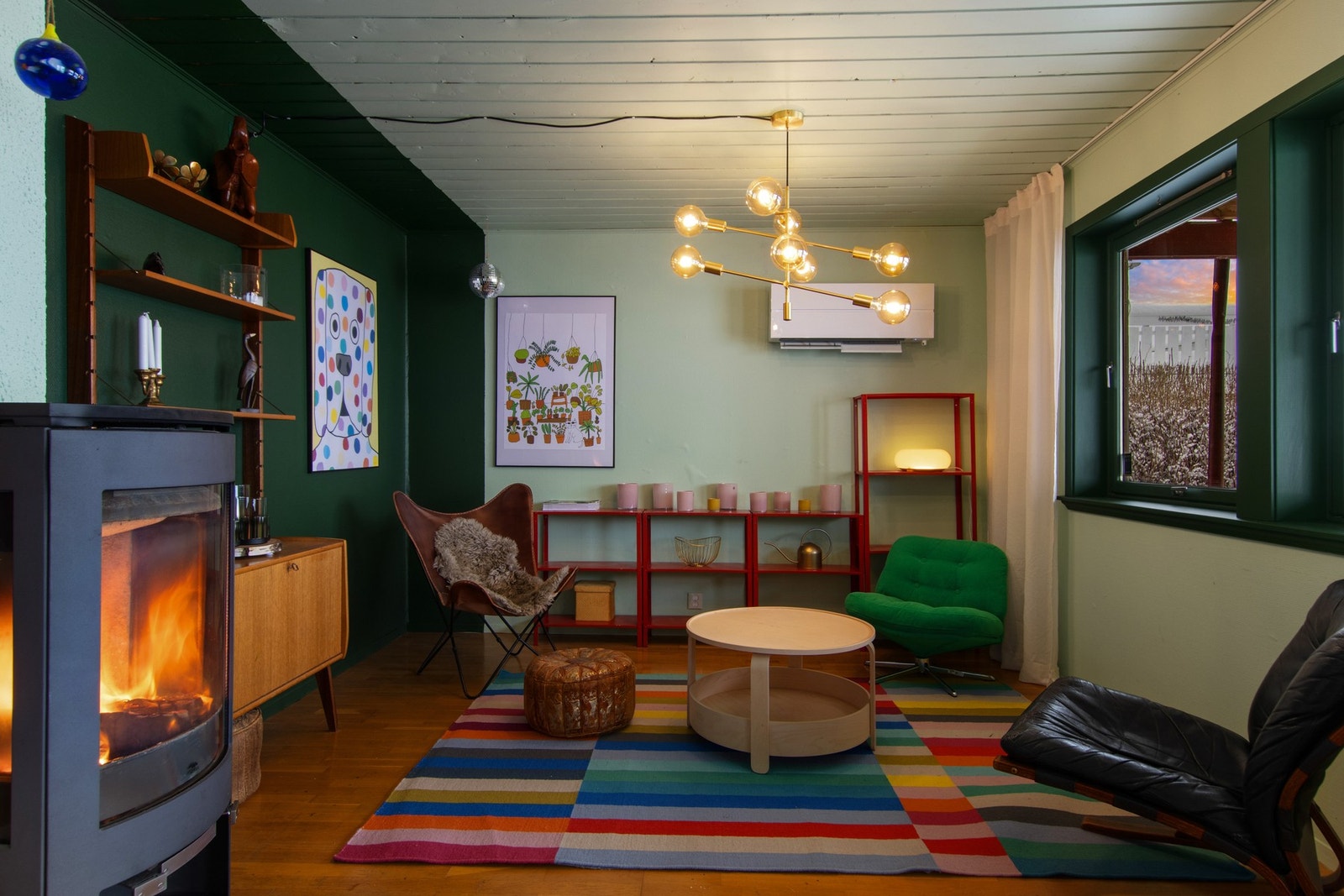 Stue med både varmepumpe og vedovn. Galleribilde
