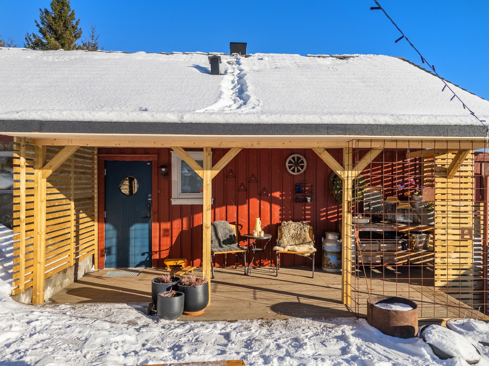 Ny takoverbygd uteplass ved inngangspartiet. Vestvendt. Galleribilde