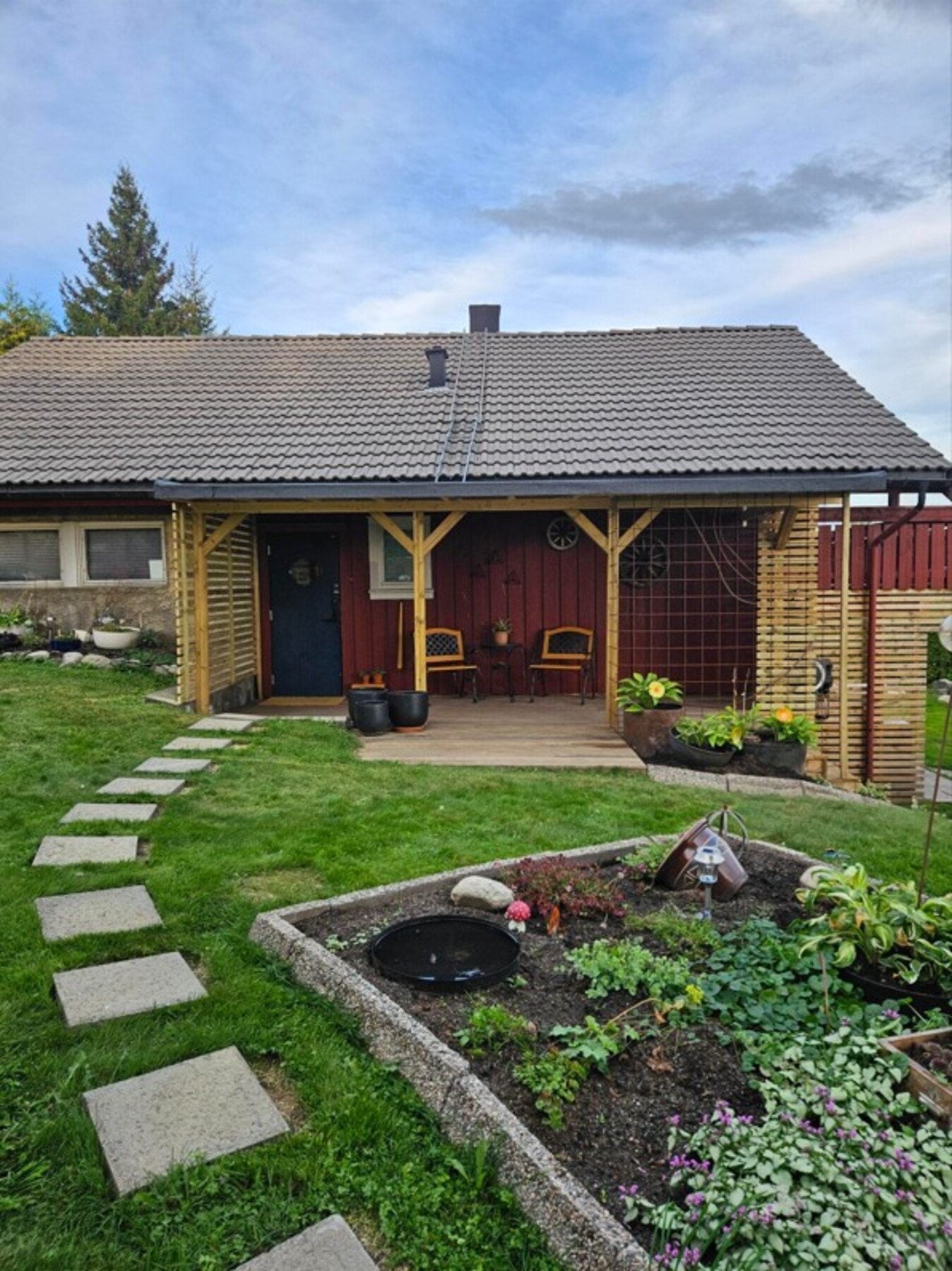 Bilde av takoverbygd terrasse på sommers tid. Galleribilde