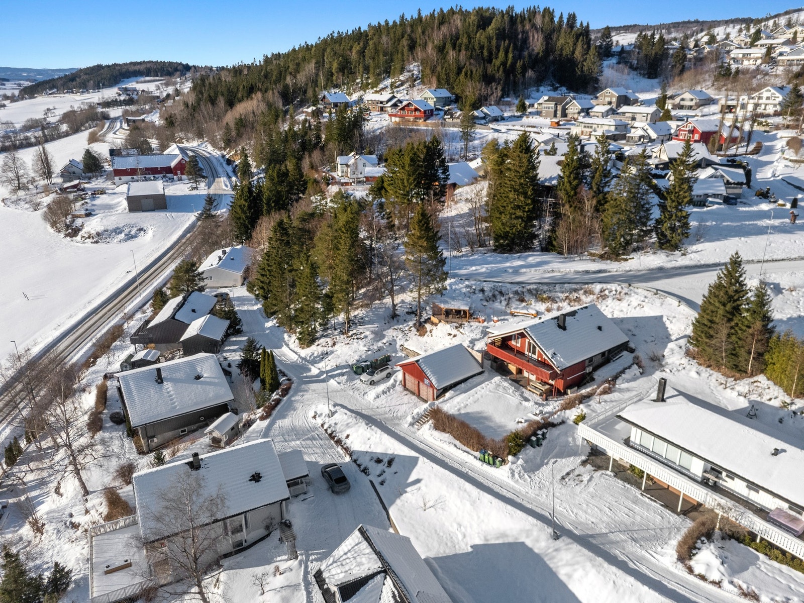 Oversikt over eiendommen som ligger i en blindvei. Galleribilde