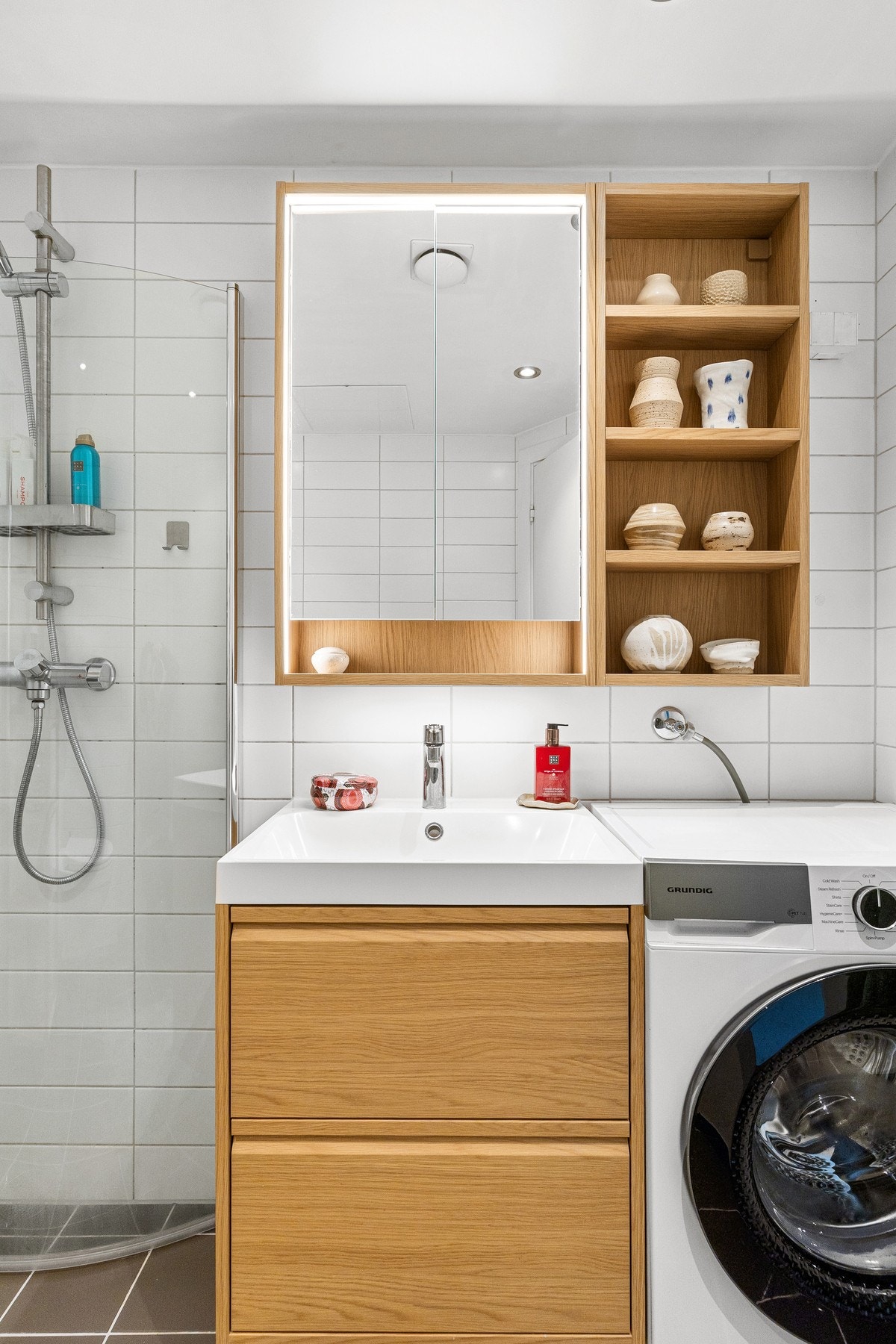 Downlights i himling, varme i gulv og opplegg for vaskemaskin. Galleribilde