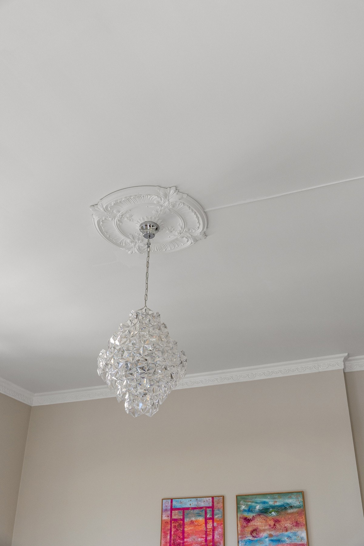 Vakker rosett og stukkatur i himling. Galleribilde