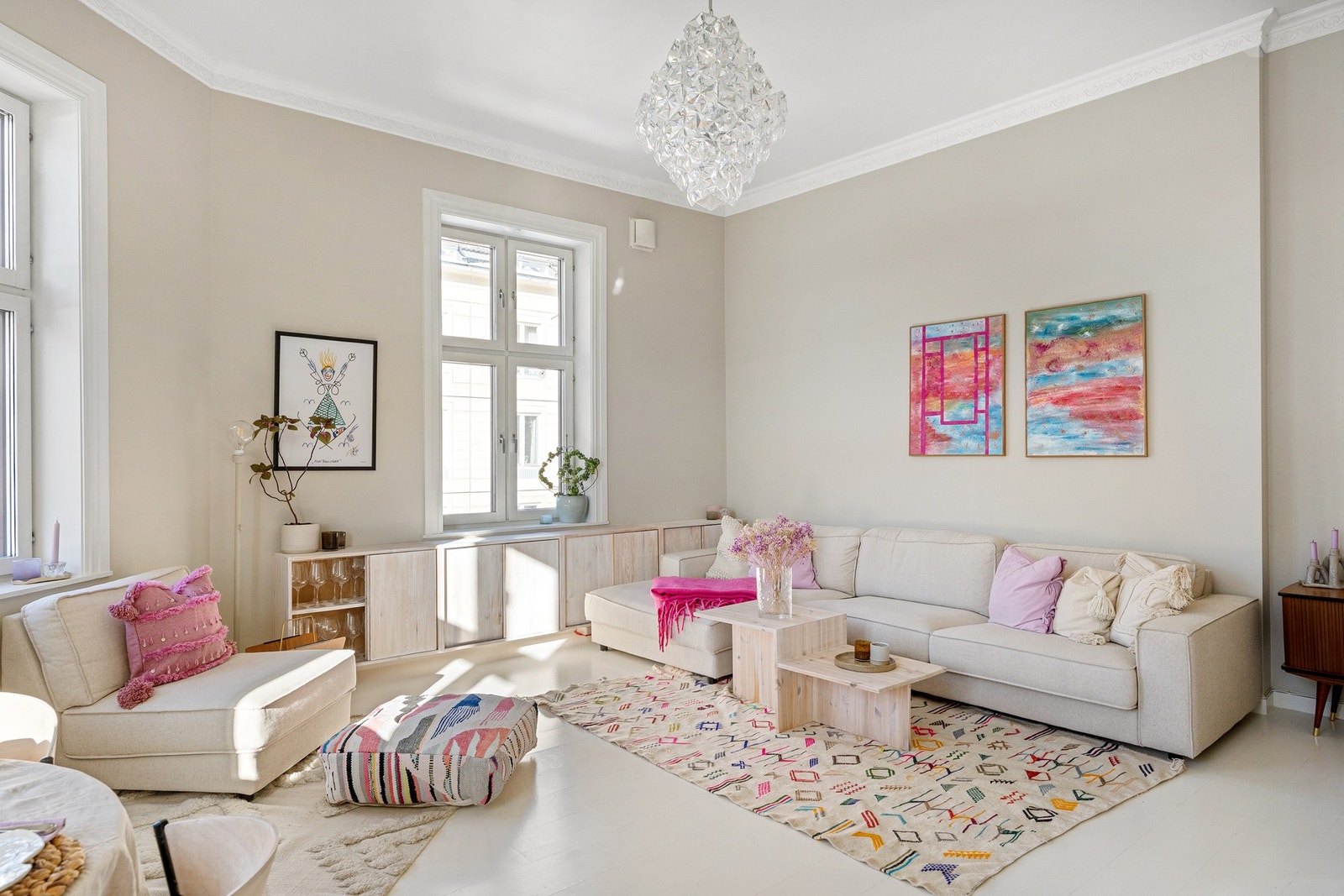 Store vindusflater sørger for godt med lysinnslipp og en luftig romfølelse. Galleribilde