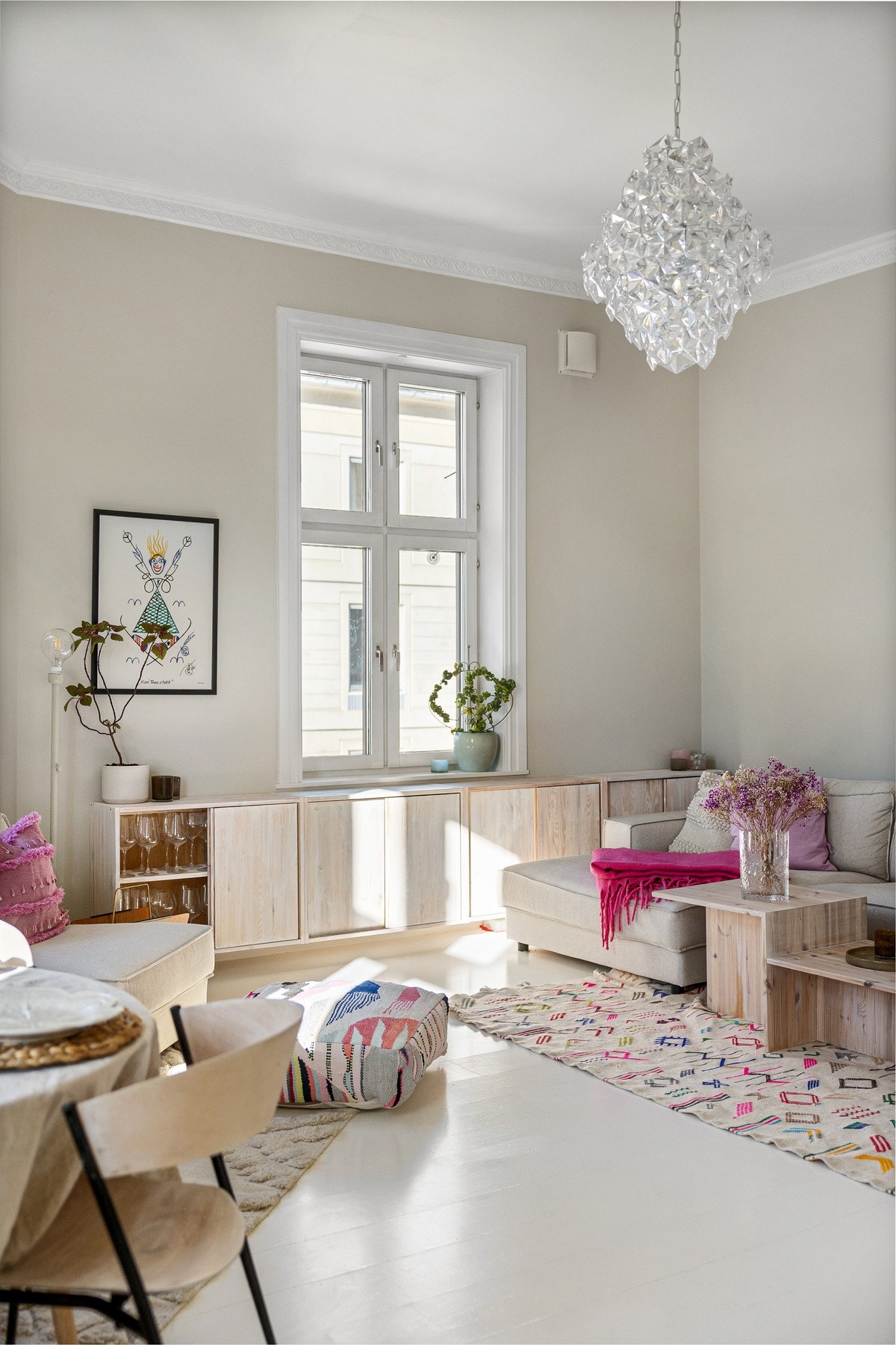 Slette overflater i delikate fargetoner. Galleribilde