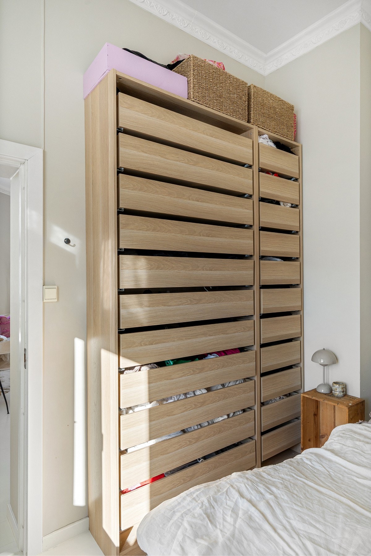 Rikelig med oppbevaringsplass i romslig garderobeløsning. Galleribilde