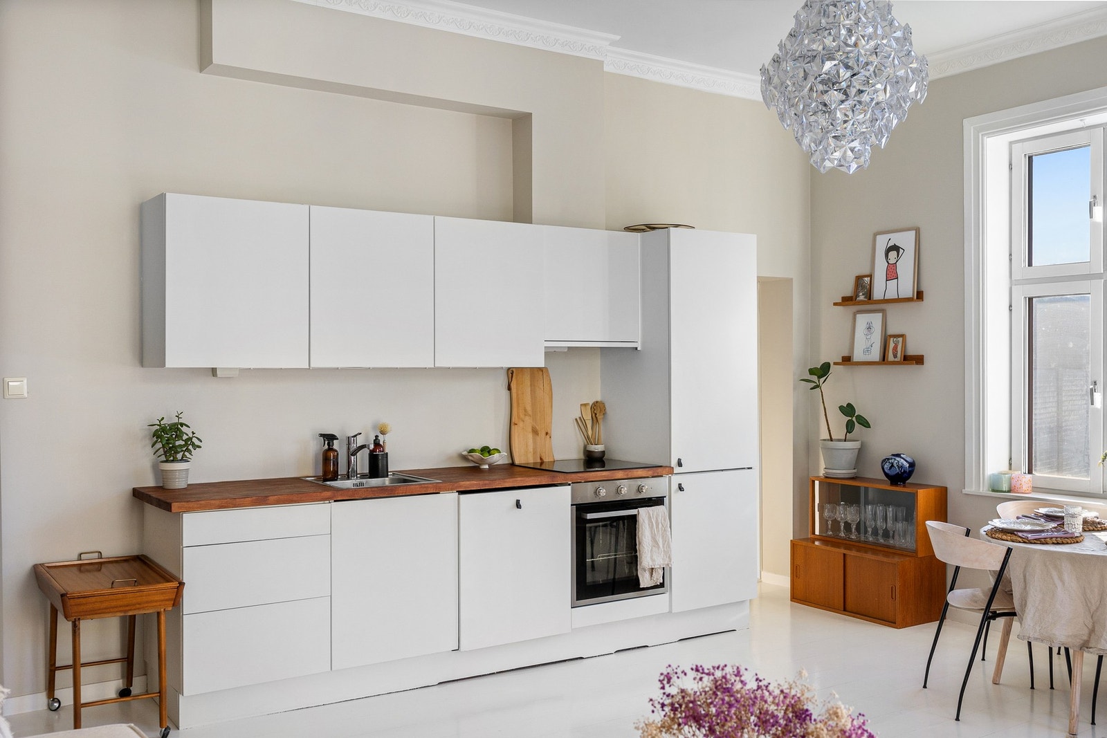 Stilrent kjøkken i åpen og sosial løsning. Galleribilde