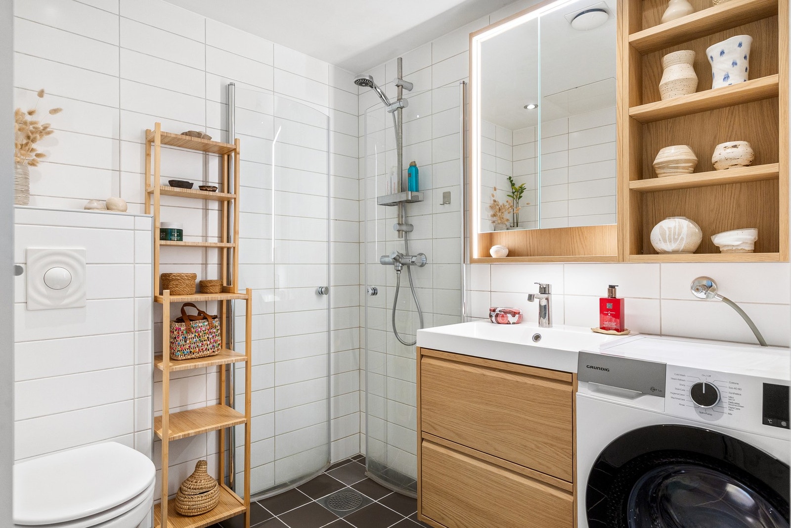 Pent, flislagt baderom, renovert i regi av borettslaget i 2007. Galleribilde