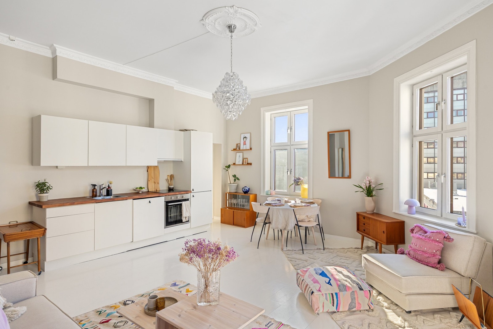 Lys og pen 2-roms hjørneleilighet i klassisk bygård på Tøyen. Galleribilde