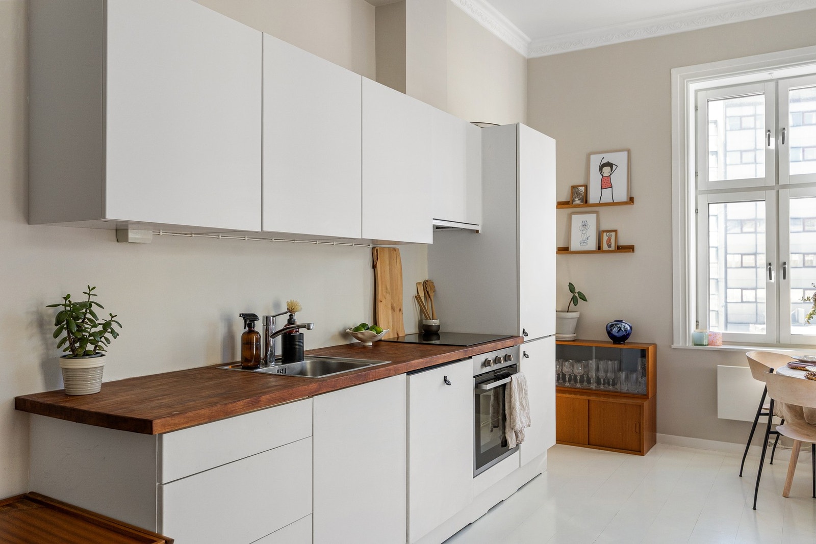 Integrerte hvitevarer består av induksjonsplatetopp, stekeovn og oppvaskmaskin og kjøleskap med fryser. Galleribilde