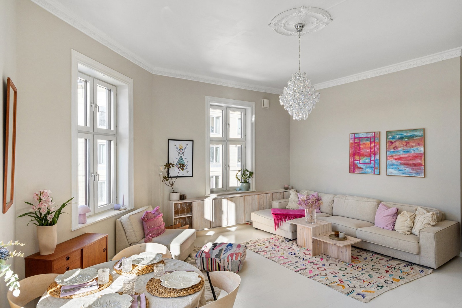 Romslig oppholdsrom med god plass til sofagruppe og spisebord. Galleribilde