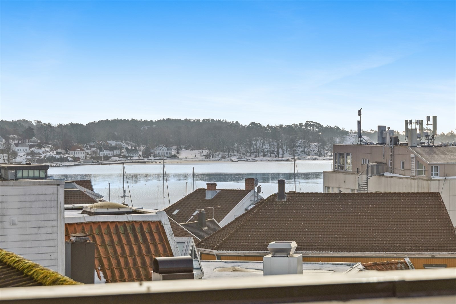 Flotte utsiktsforhold! Her kan tilværelsen på fine dager i sommerhalvåret virkelig nytes til det fulle. Galleribilde