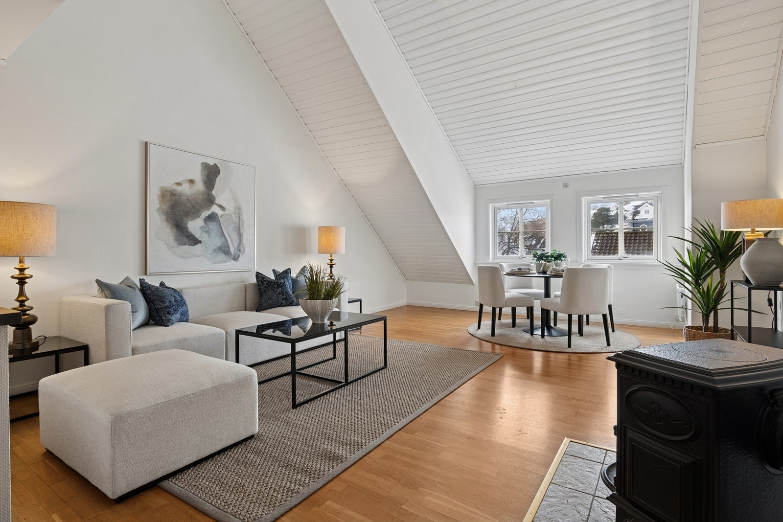 En lys og meget romslig selveierleilighet som strekker seg over tre plan. Internt bruksareal på 103 kvm. Galleribilde