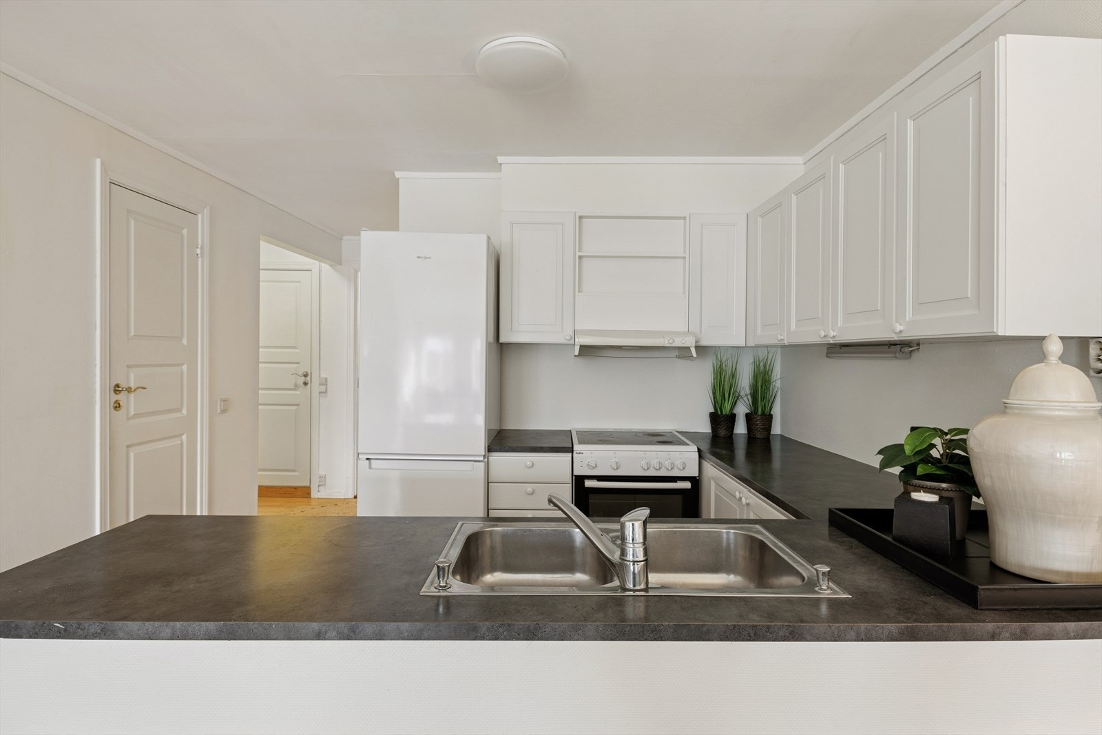 Det er montert opplegg for oppvaskmaskin og en kjøkkenventilator over kokesonen. Galleribilde