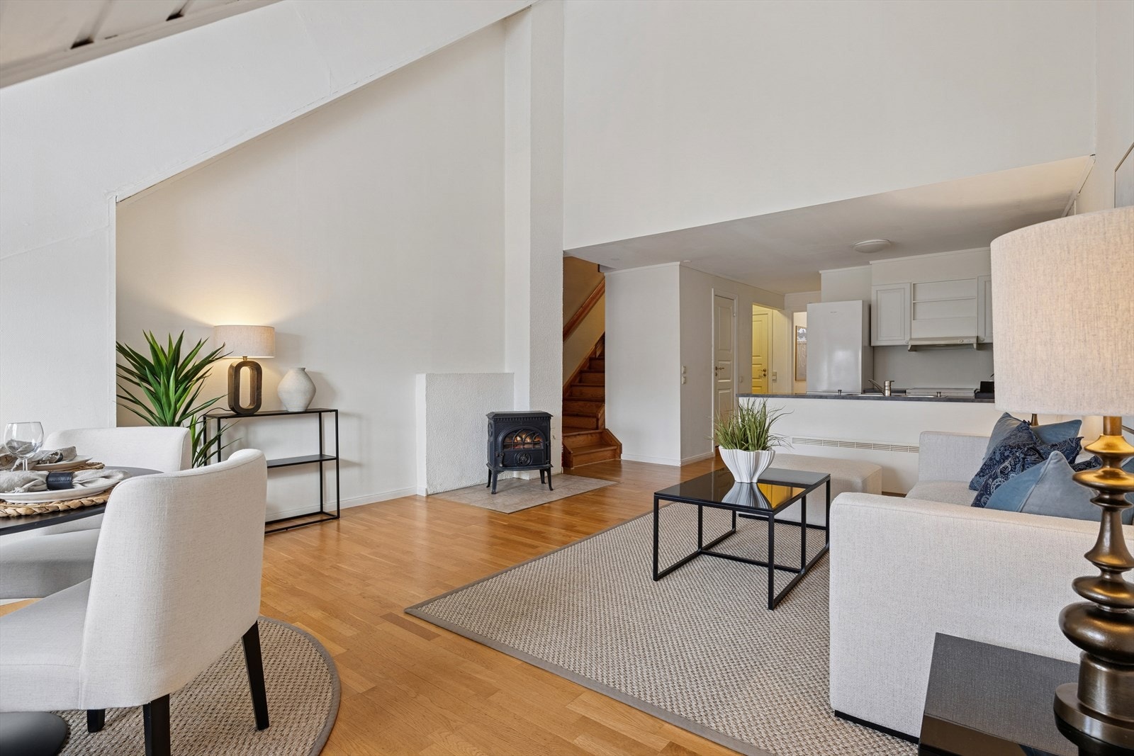 Stue og kjøkken ligger i åpen planløsning og utgjør tilsammen et sosialt allrom! Galleribilde