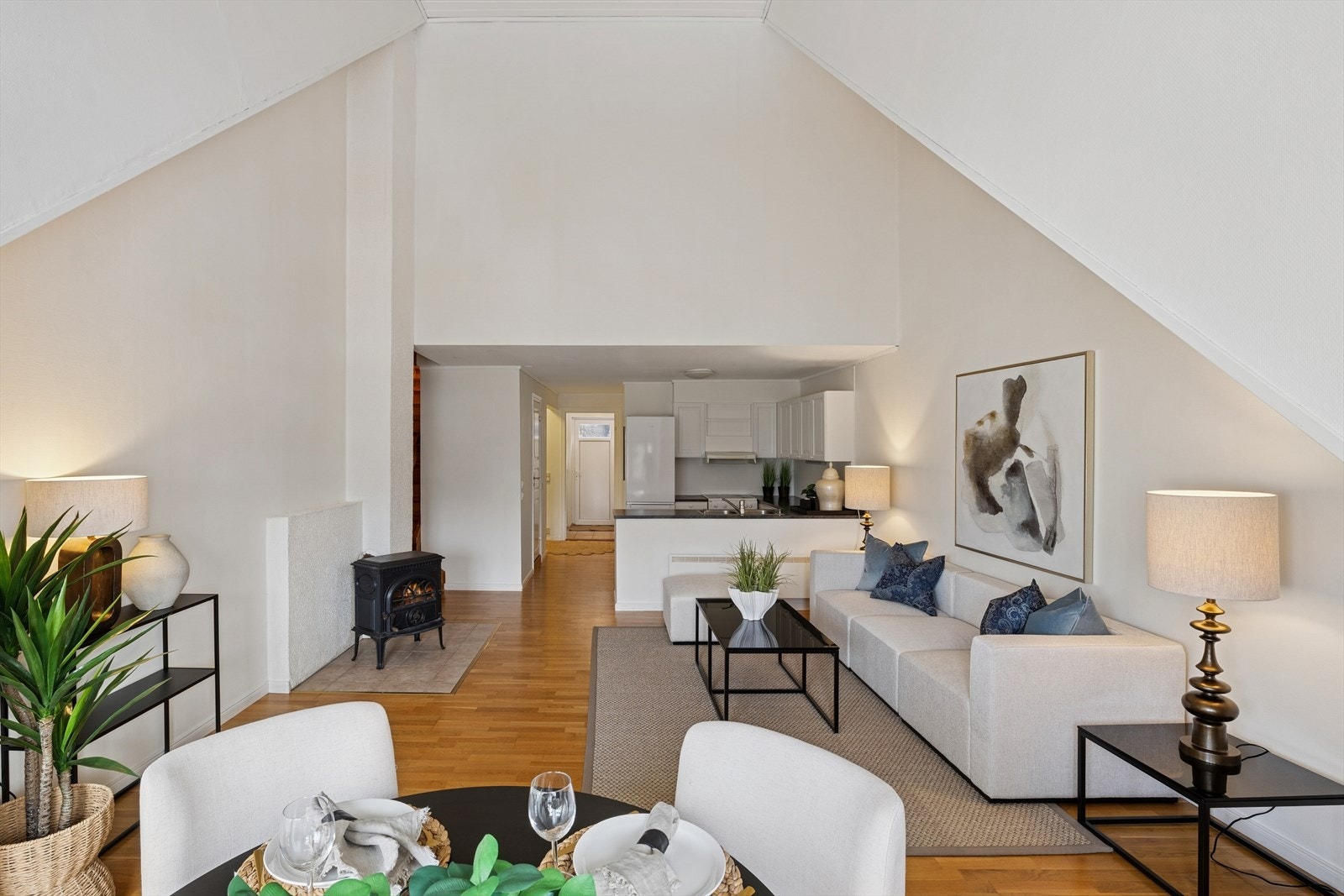 Kjøkkenet ligger fint tilbaketrukket fra selve stuedelen. Galleribilde