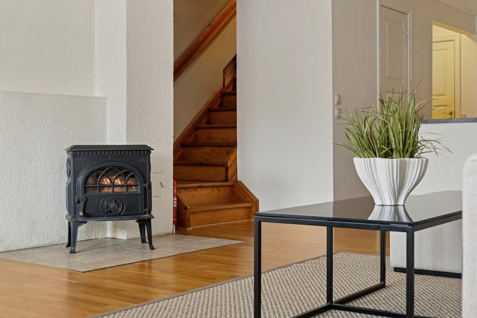 Det er montert vedovn i rommet, som er god å ha på de ekstra kjølige dagene! Galleribilde