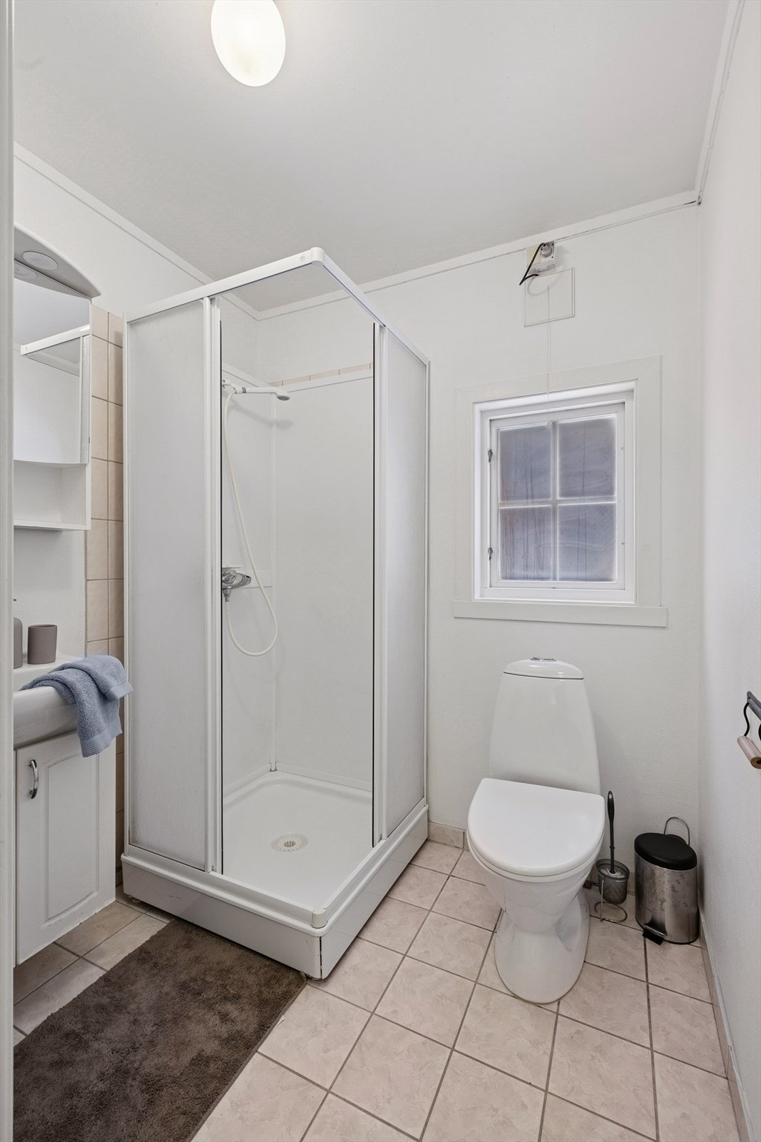 Badet i 2. etasje er utstyrt med servantinnredning, speilskap m/belysning over, gulvmontert toalett og dusjkabinett. Galleribilde