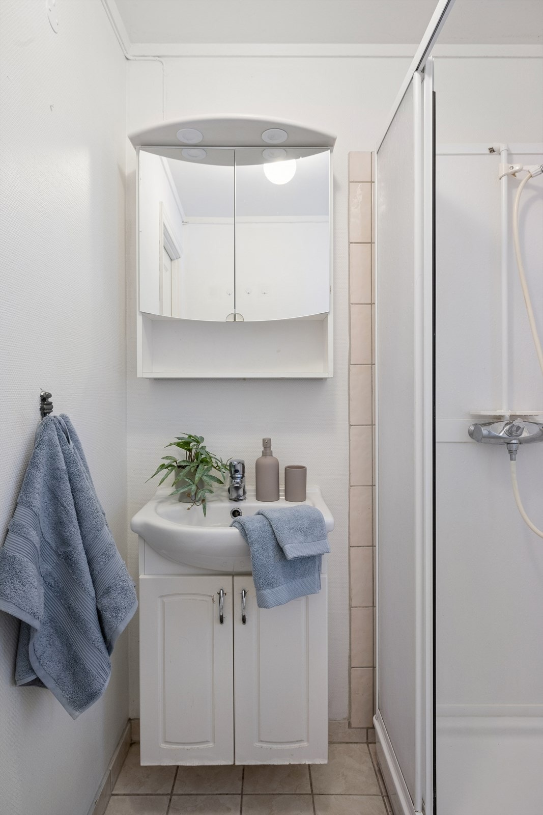 Leiligheten innehar to bad - et i 2. etasje og et i 3. etasje. Badet i 2. etasje har flislagt gulv med varmekabler. Galleribilde