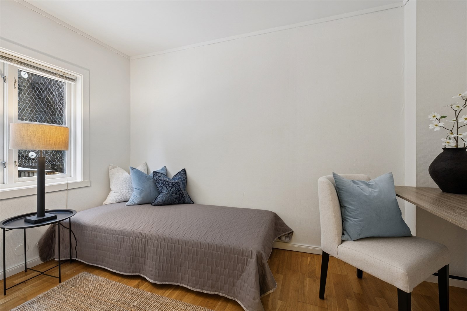 I 2. etasje ligger det ene av leilighetens to soverom. Galleribilde