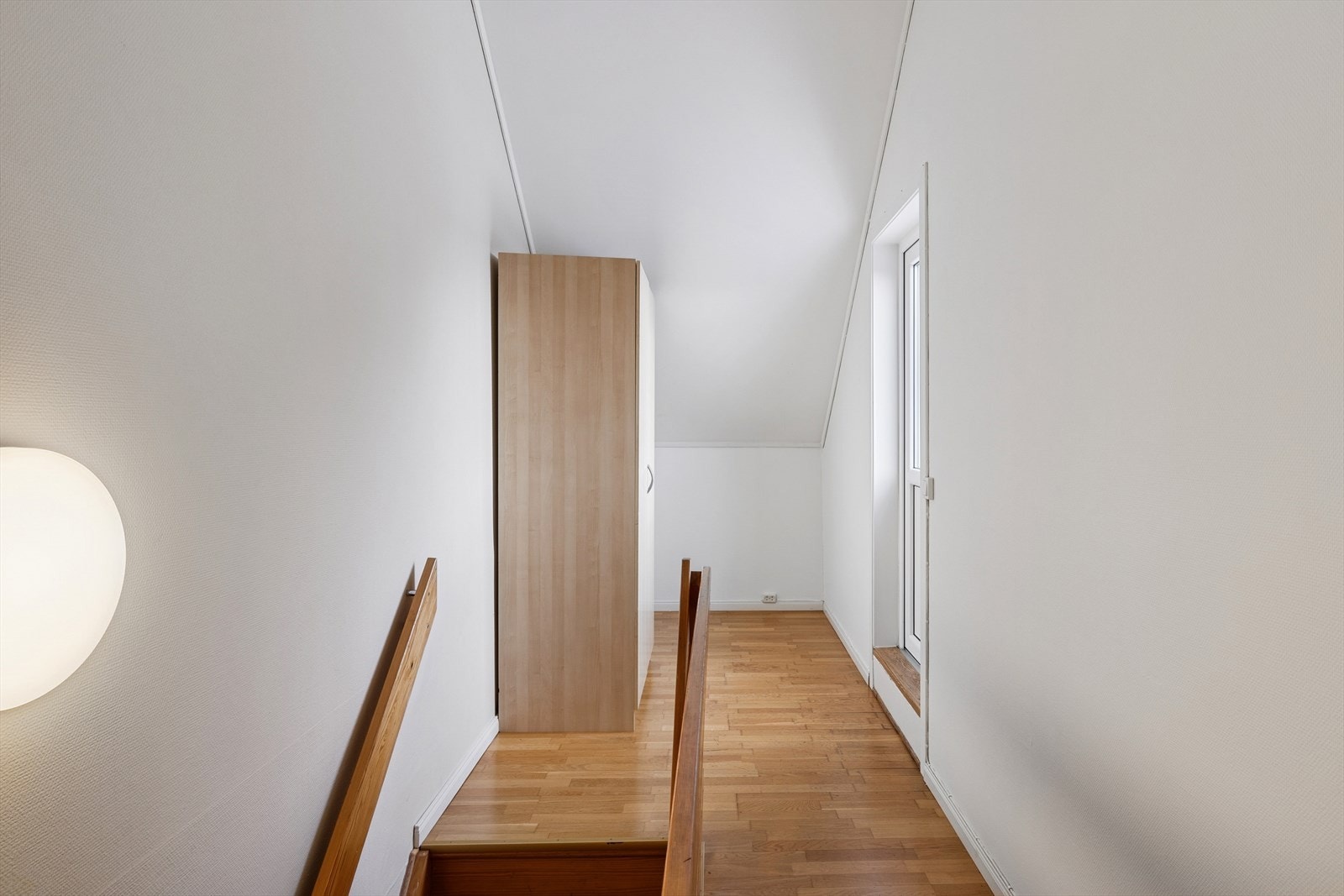 Gang med adkomst ut til egen takterrasse. Galleribilde