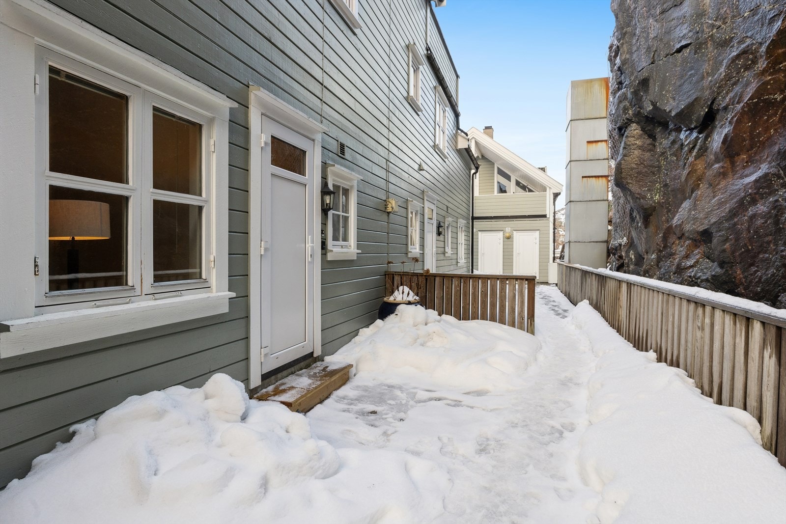 Adkomst til leiligheten via fellesareal. Heis til etasjeplan. Galleribilde