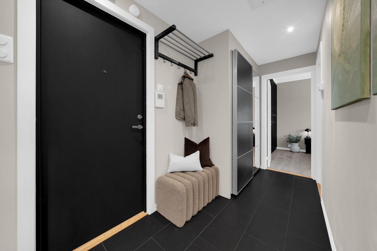 Her er det en stor skyvedørsgarderobe med oppheng til yttertøy og plassering av sko. Galleribilde