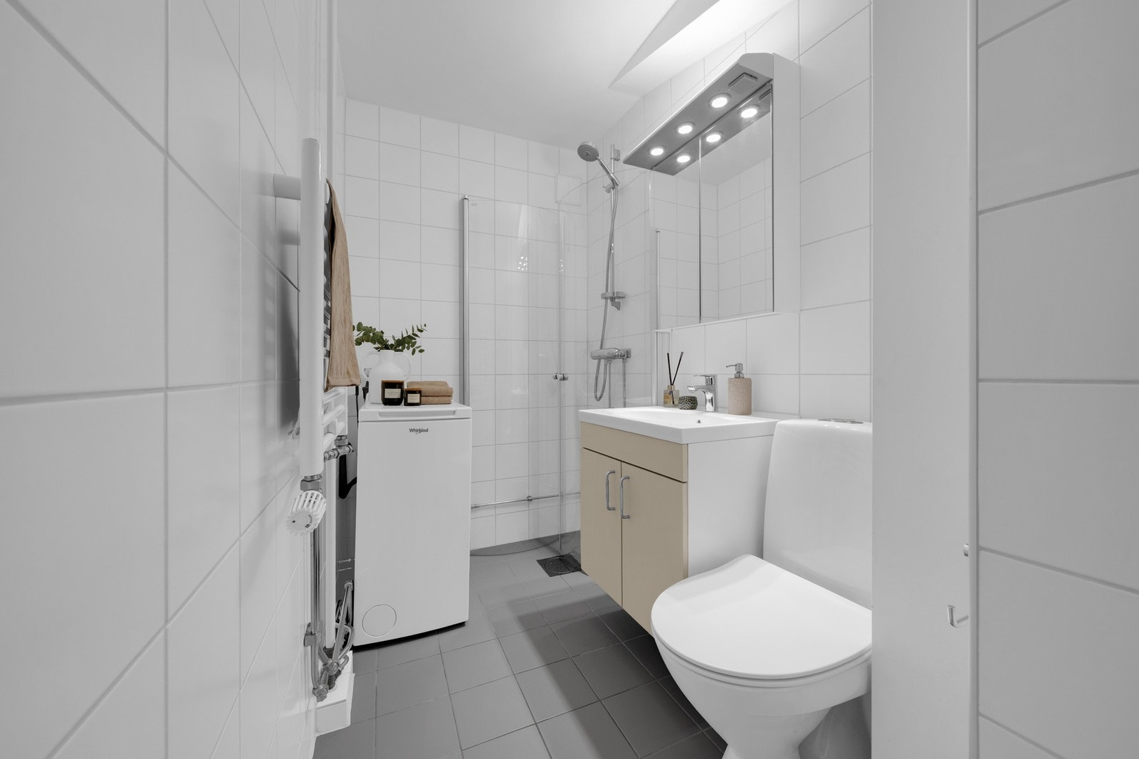 Pent, flislagt bad med gulvvarme. Badet er av fin størrelse. Galleribilde