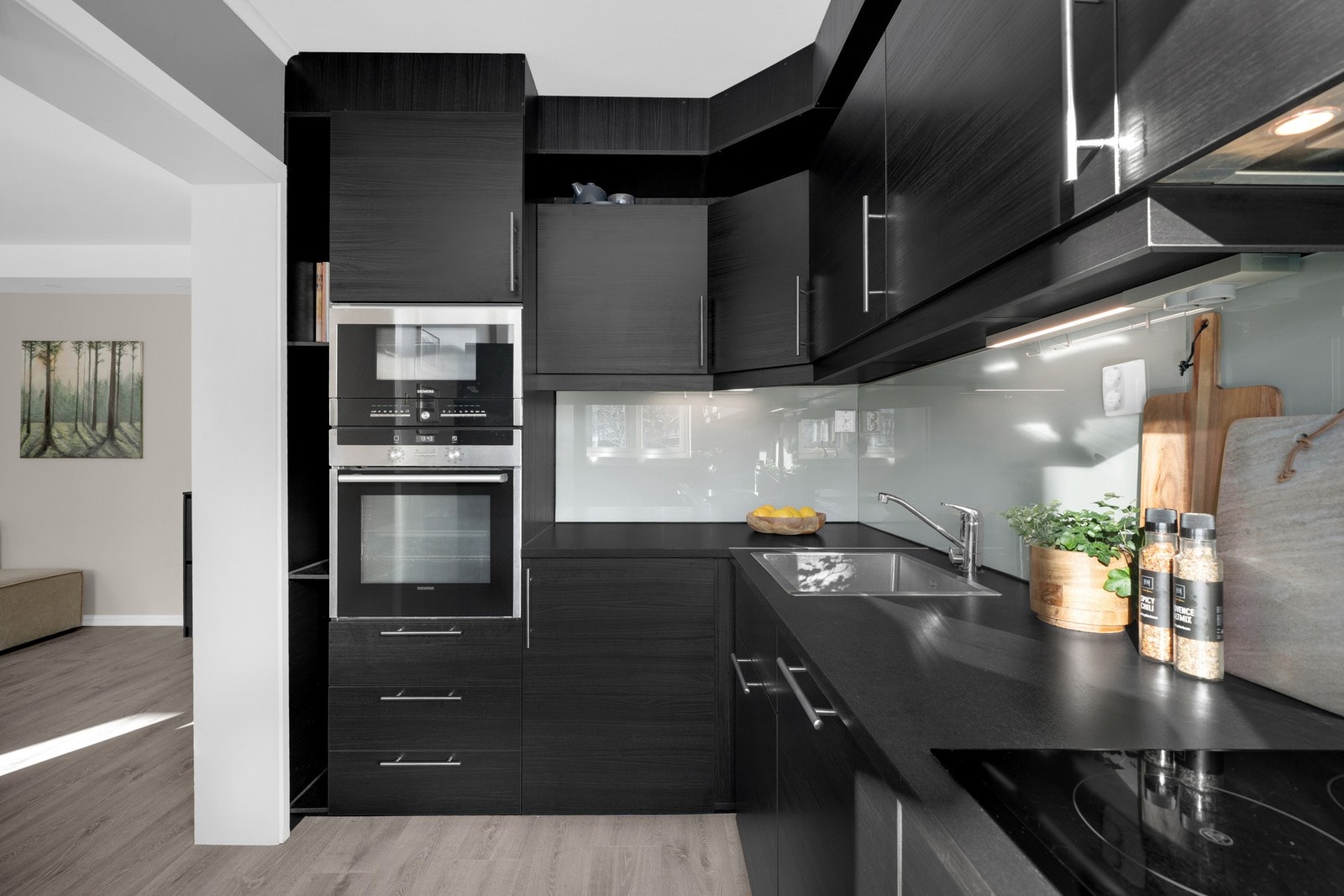 Kjøkkenet ligger i delvis åpen løsning mot stuen, samtidig som det oppleves naturlig adskilt. Galleribilde