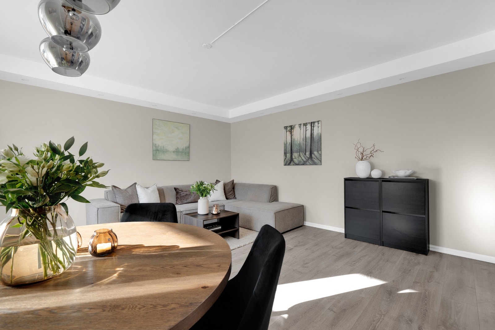 Praktisk planløsning på rommet gjør at det er god plass til sofagruppe med tilhørende møblement, i tillegg til stort spisebord. Galleribilde