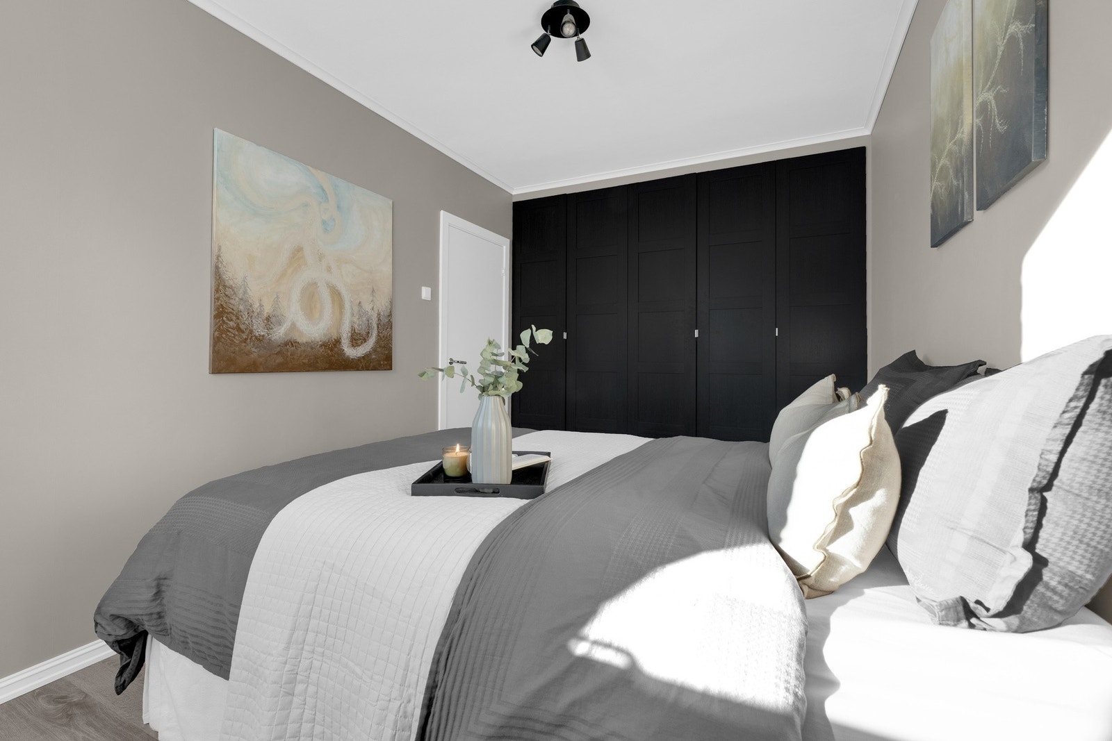 Det er godt med garderobeplass på soverommet. Galleribilde