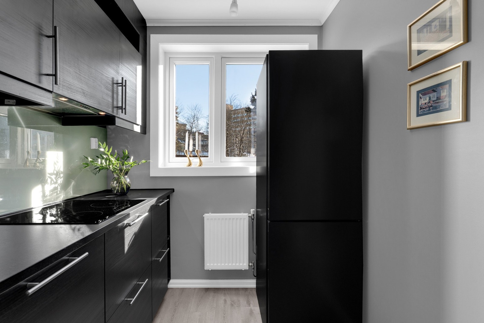 På kjøkkenet er det er rikelig med både skap- og benkeplass. Galleribilde