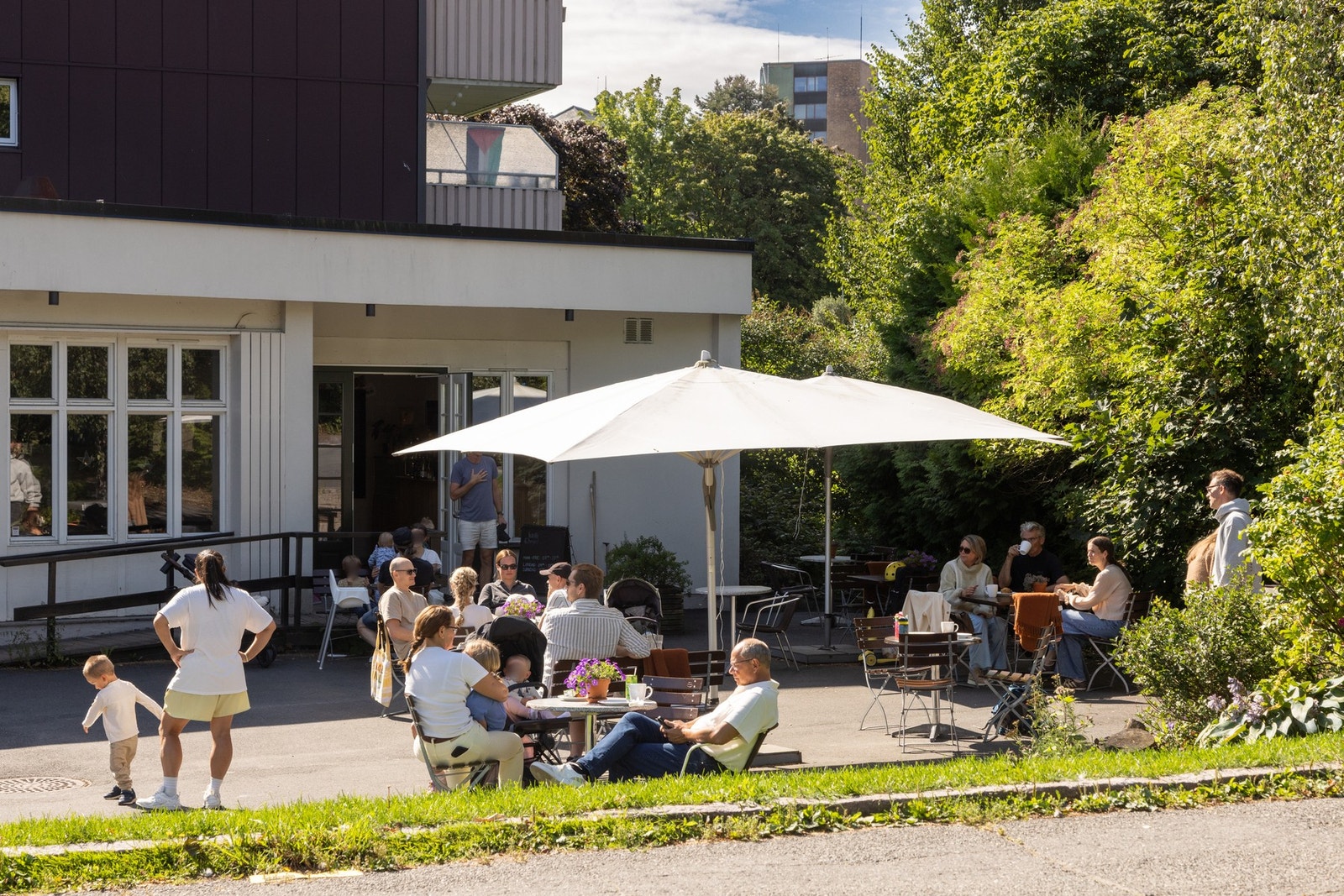 I samme gate som boligen ligger det også en hyggelig kafé, som kan by på deilig kaffe og fersk bakst hver dag. Galleribilde