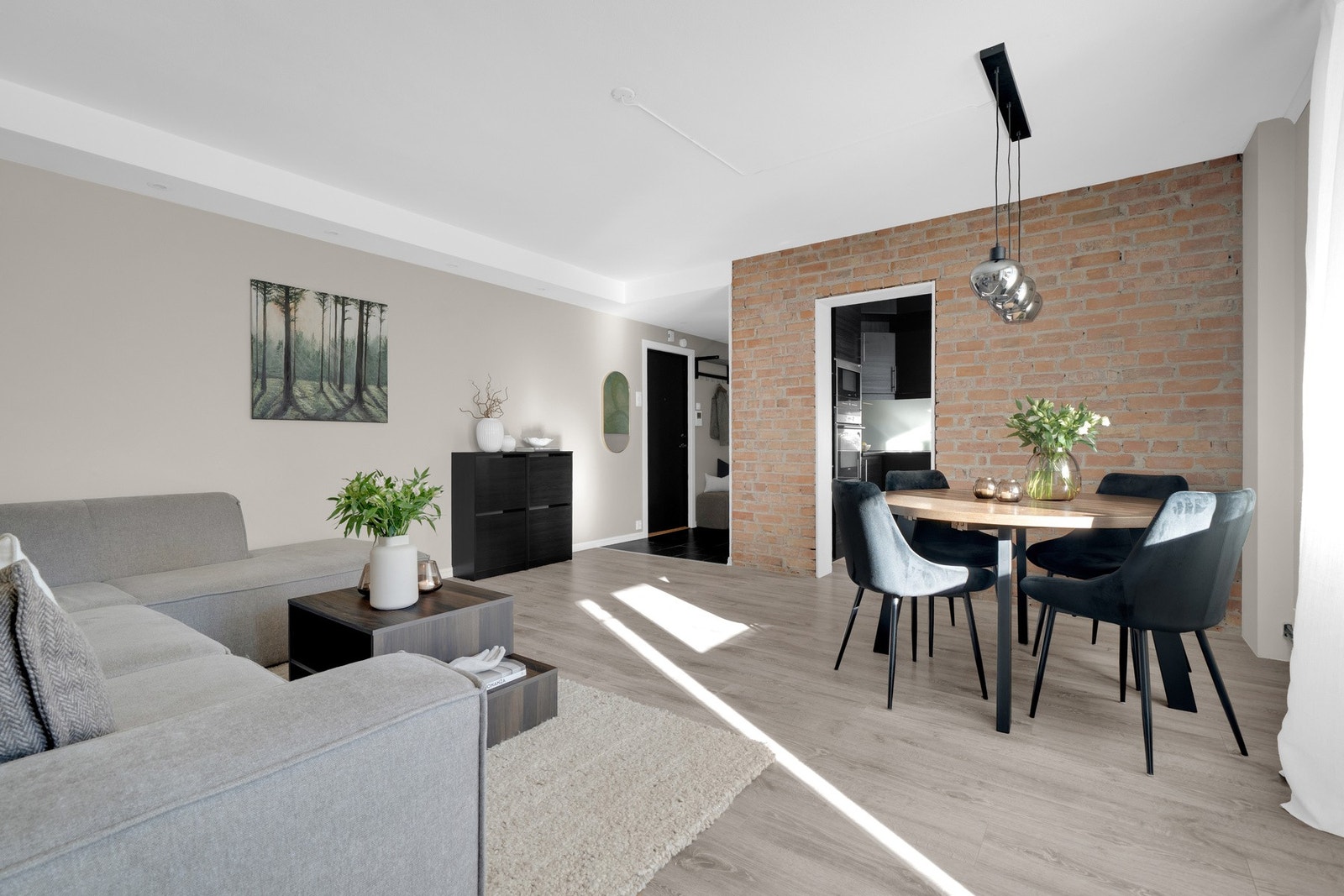 Teglsteinsveggen i stuen gir et stillig uttrykk. Galleribilde