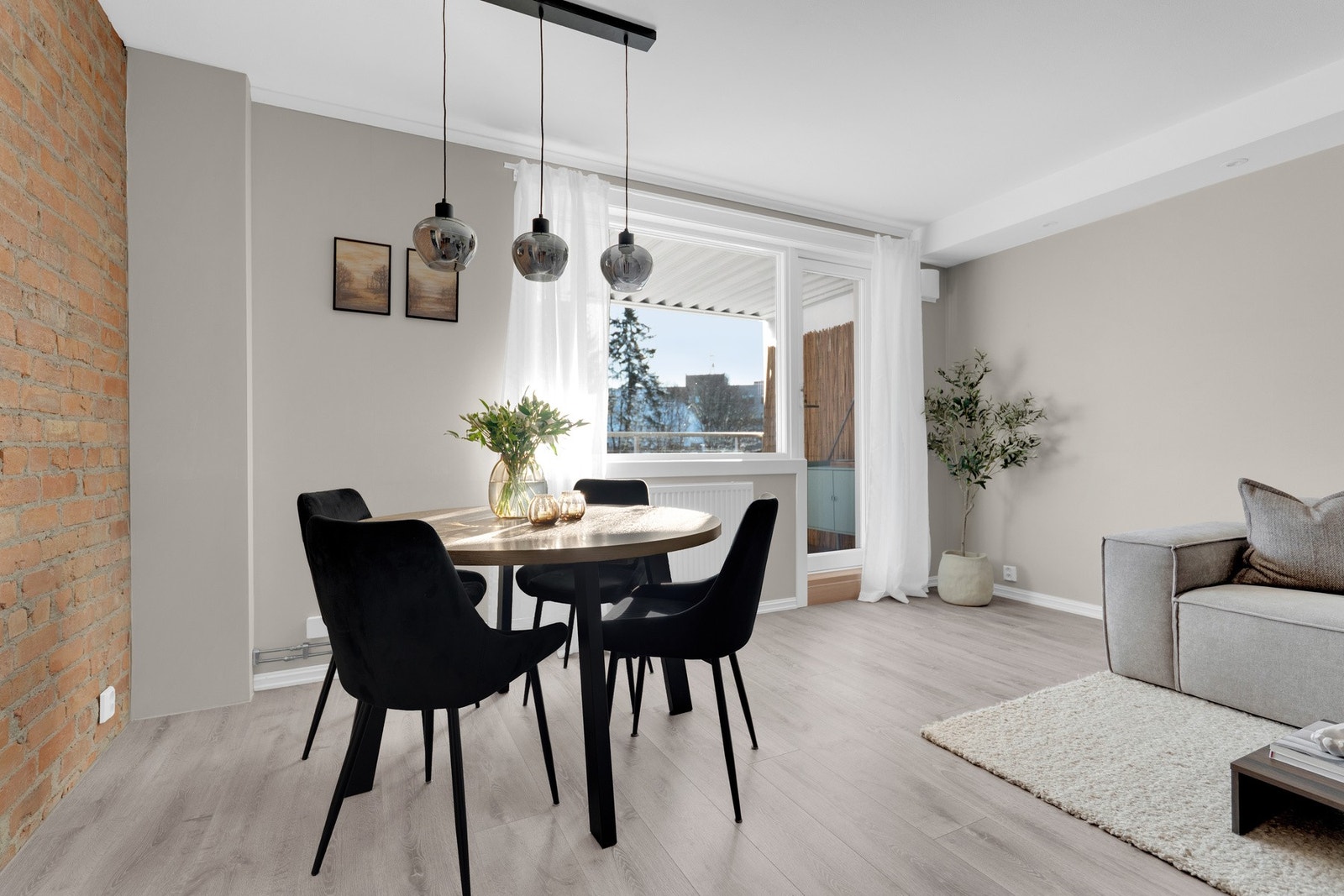 Videre trekker vi inn til boligens sosiale samlingspunkt - nemlig stuen. Galleribilde