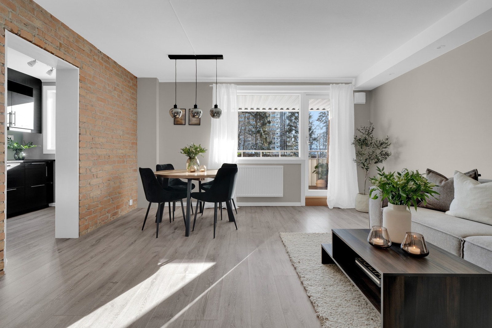 I stuen er det store vindusflater som slipper inn rikelig med naturlig lys. Galleribilde