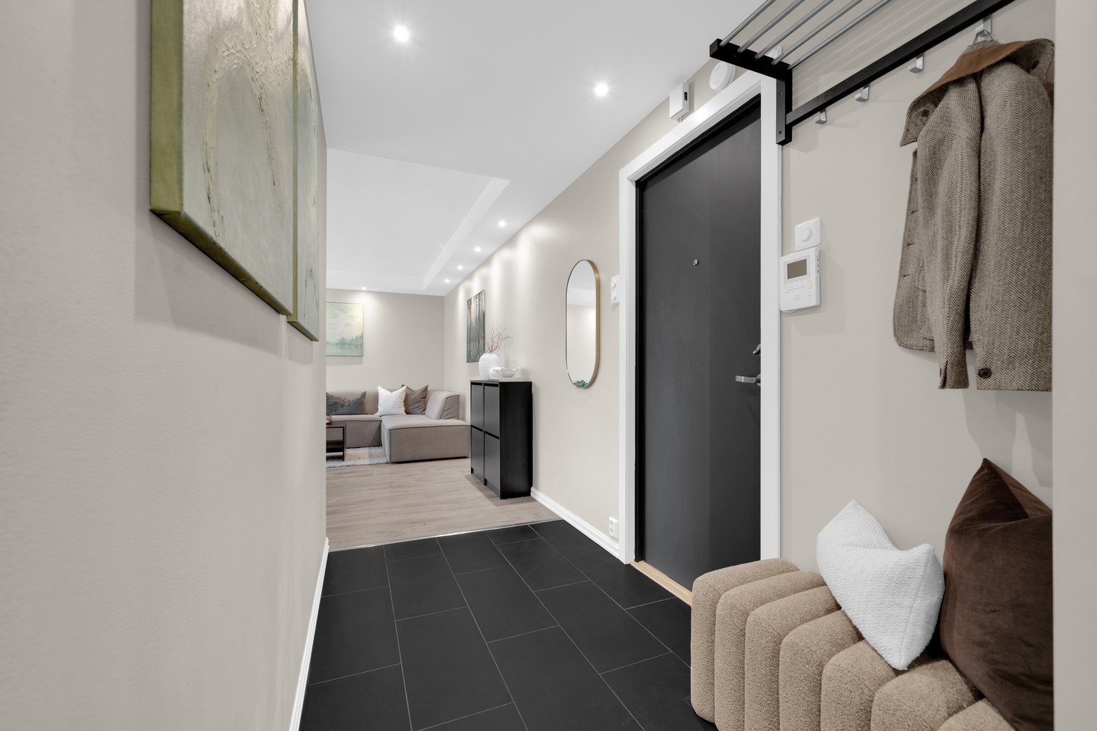 Velkommen inn! Ditt første møte med boligen er en romslig og lys gang som gir et umiddelbart godt førsteinntrykk. Galleribilde