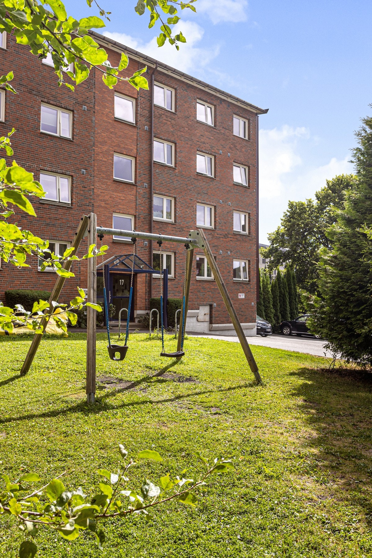 Dette er et hyggelig boområde med flotte grøntområder mellom blokkene. Galleribilde