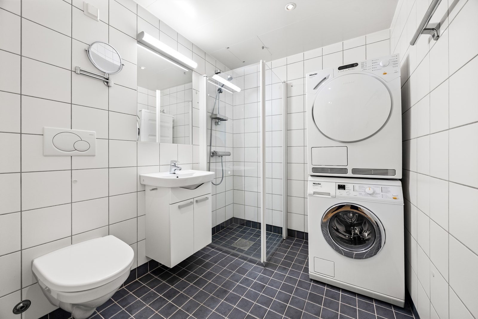 Opplegg for vaskemaskin og tørketrommel på badet. Galleribilde