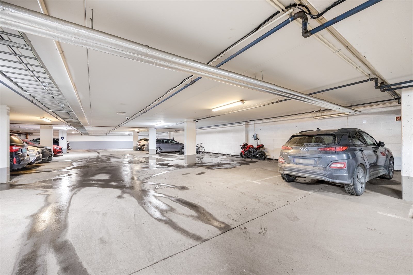 Garasjeplass i felles garasjeanlegg medfølger. Galleribilde