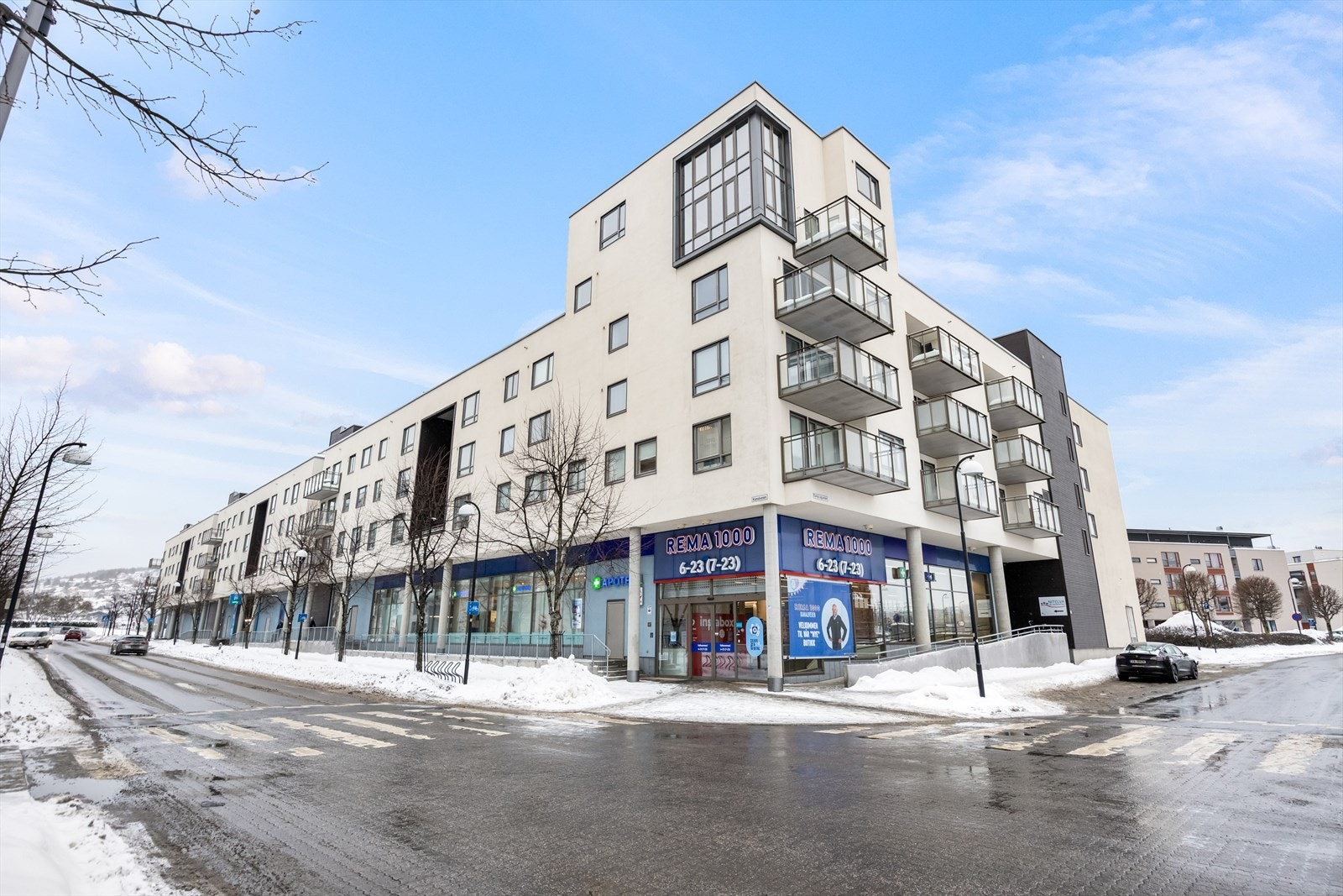 Leiligheten ligger i samme bygg som blant annet Rema 1000. Galleribilde