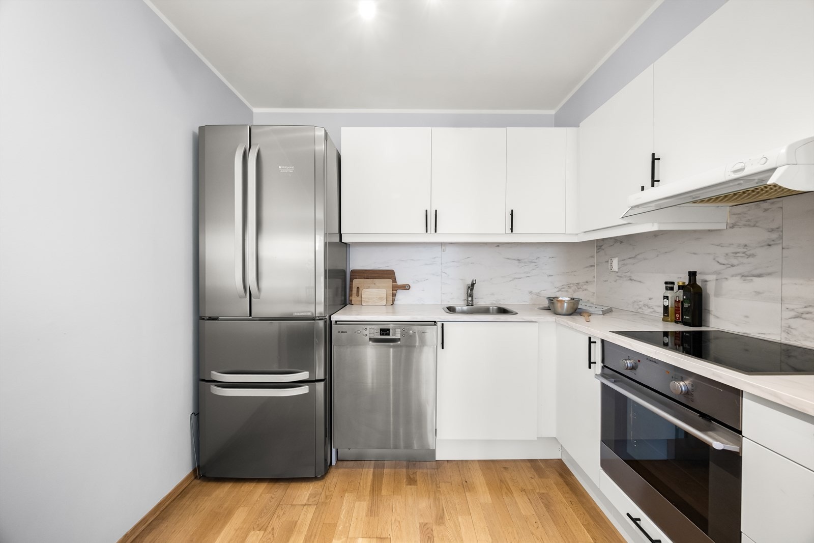 Integrert keramisk topp og ovn. Opplegg for oppvaskmaskin. Galleribilde