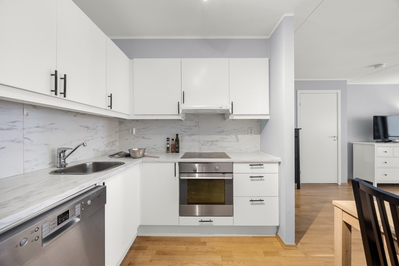 Kjøkken med lyse, tidløse overflater. Galleribilde