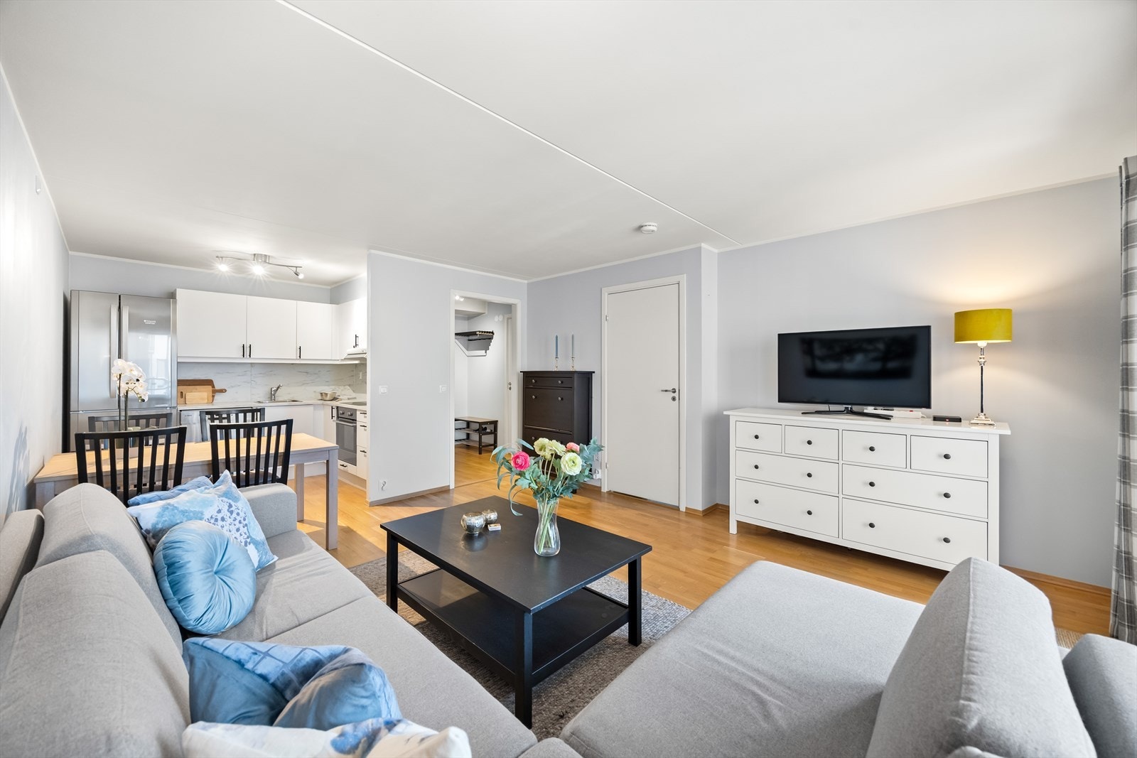 Åpen stue/kjøkken-løsning med utgang til balkongen. Galleribilde