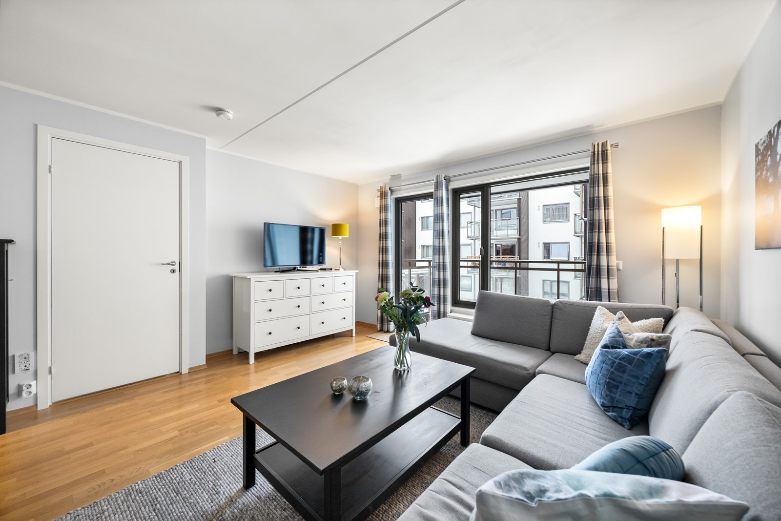 Gjennomgående lyse overflater og parkettgulv i leiligheten. Galleribilde