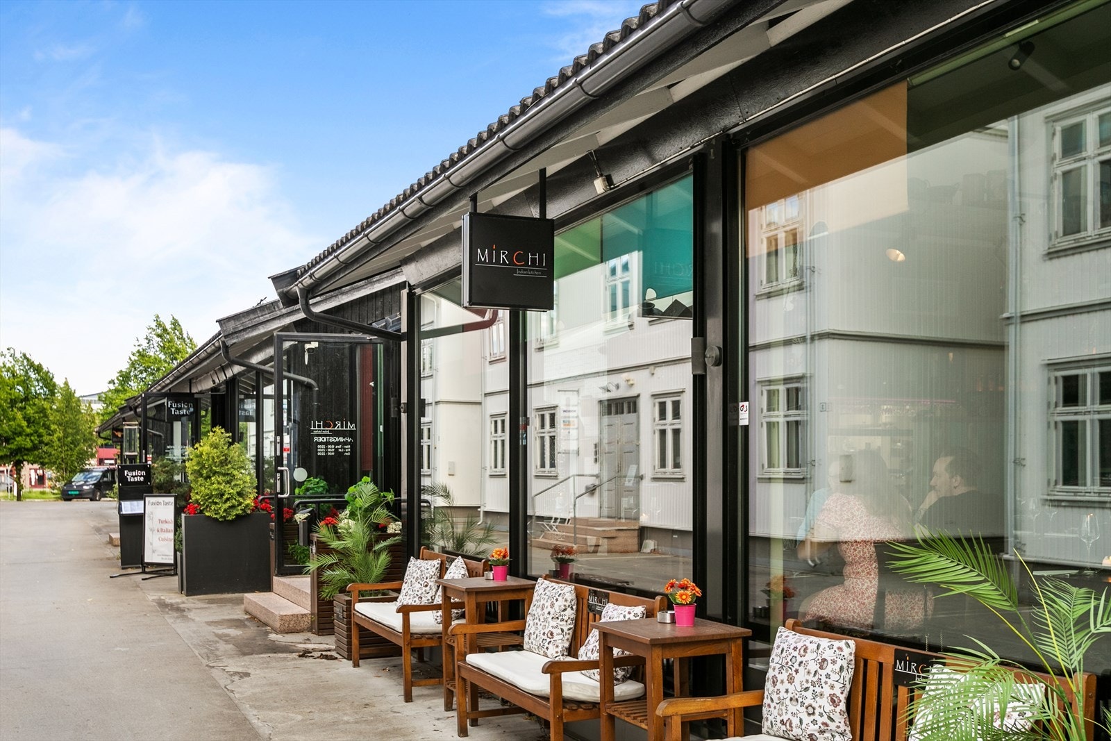 Umiddelbar nærhet til flere spisesteder og hyggelige møteplasser. Galleribilde