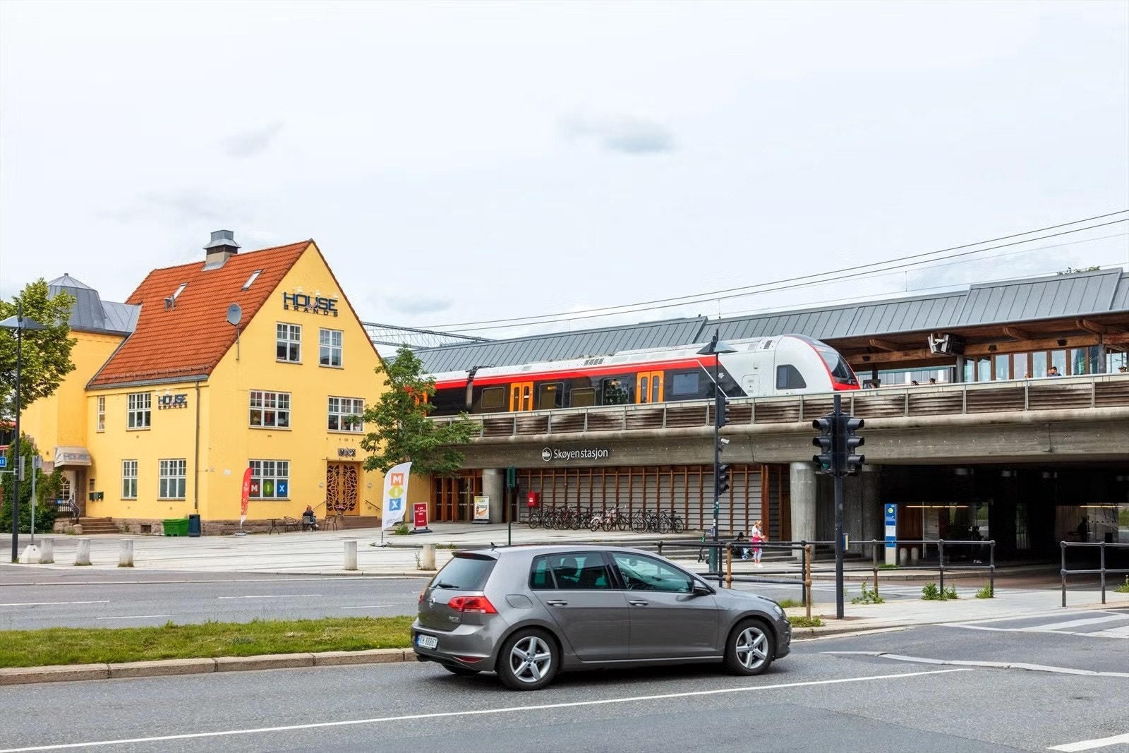 Skøyen stasjon - et knutepunkt med tog/flytog og bussforbindelser. Galleribilde