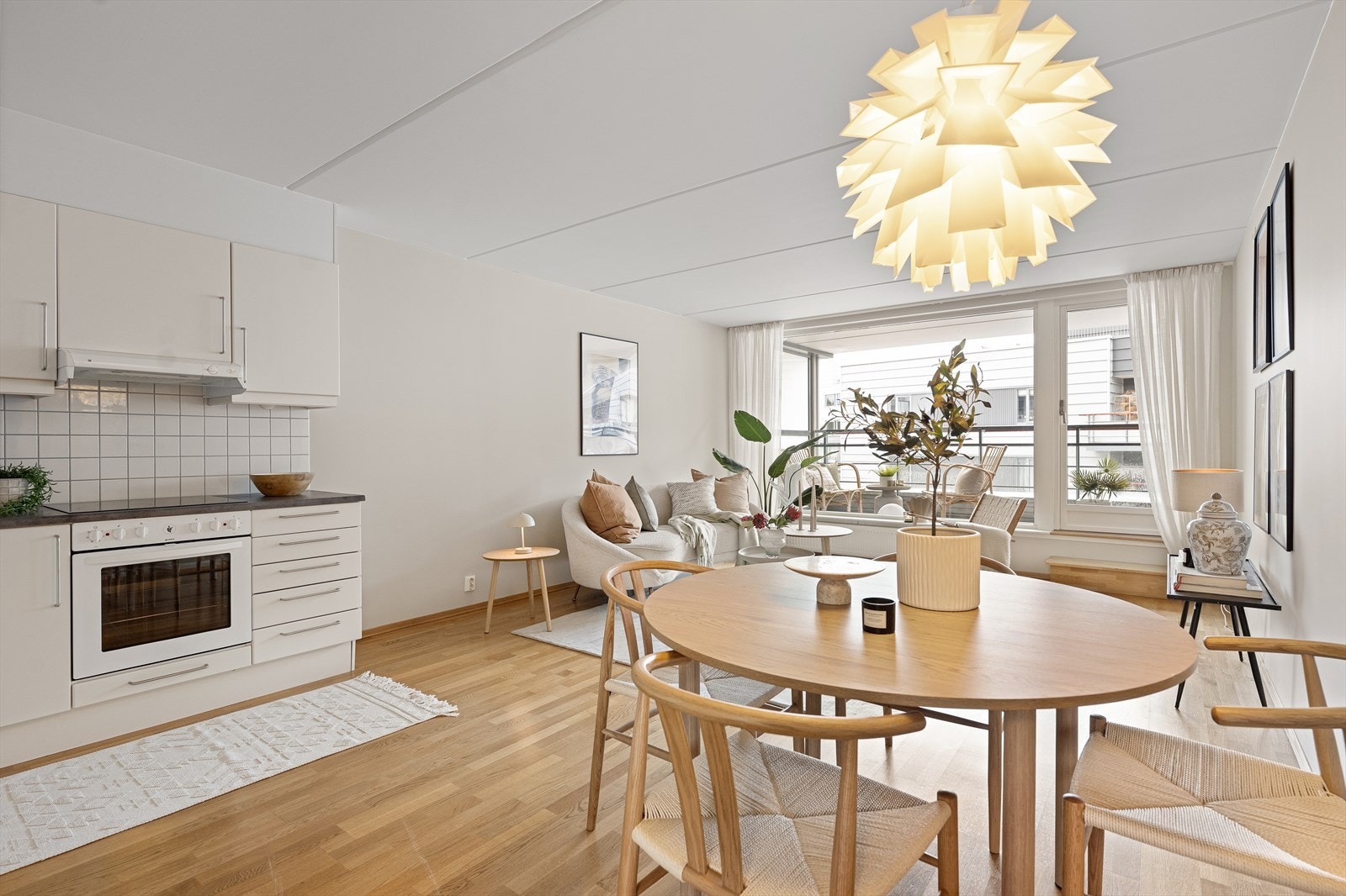 Det er god plass til et spisebord hvor familien kan samles for et hjemmelaget måltid. Galleribilde