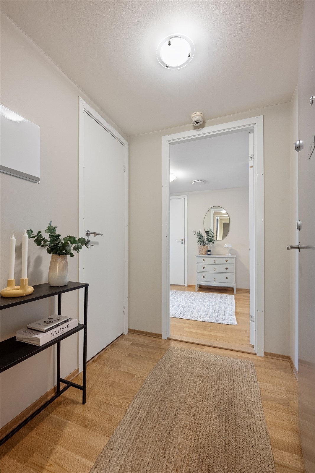 Boligen har en luftig entré/gang som egner seg godt til å ta imot middagsgjester. Galleribilde