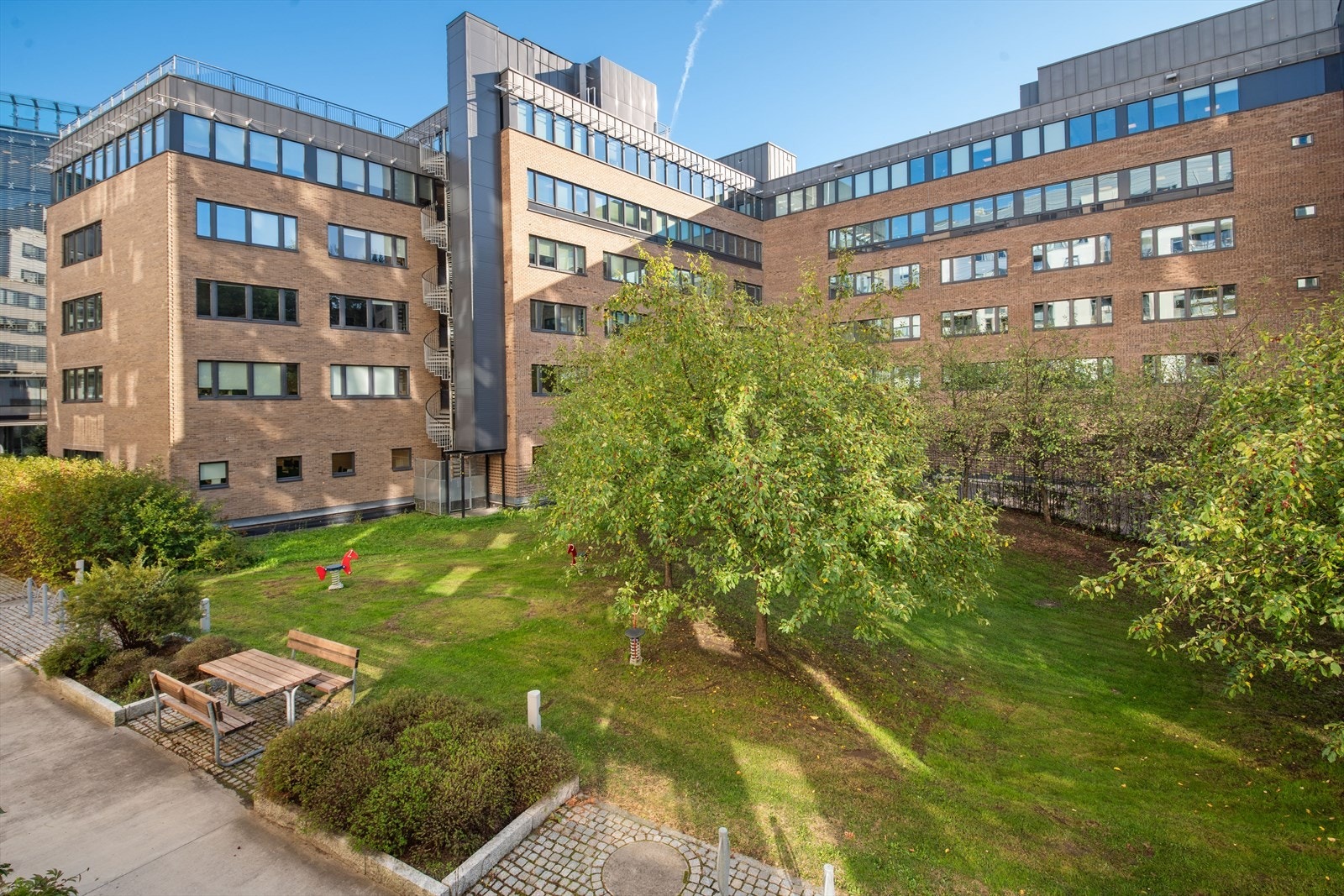 Sjølyststranda består av 6 sameier som sammen drifter og disponerer hele fellesområdet. Galleribilde