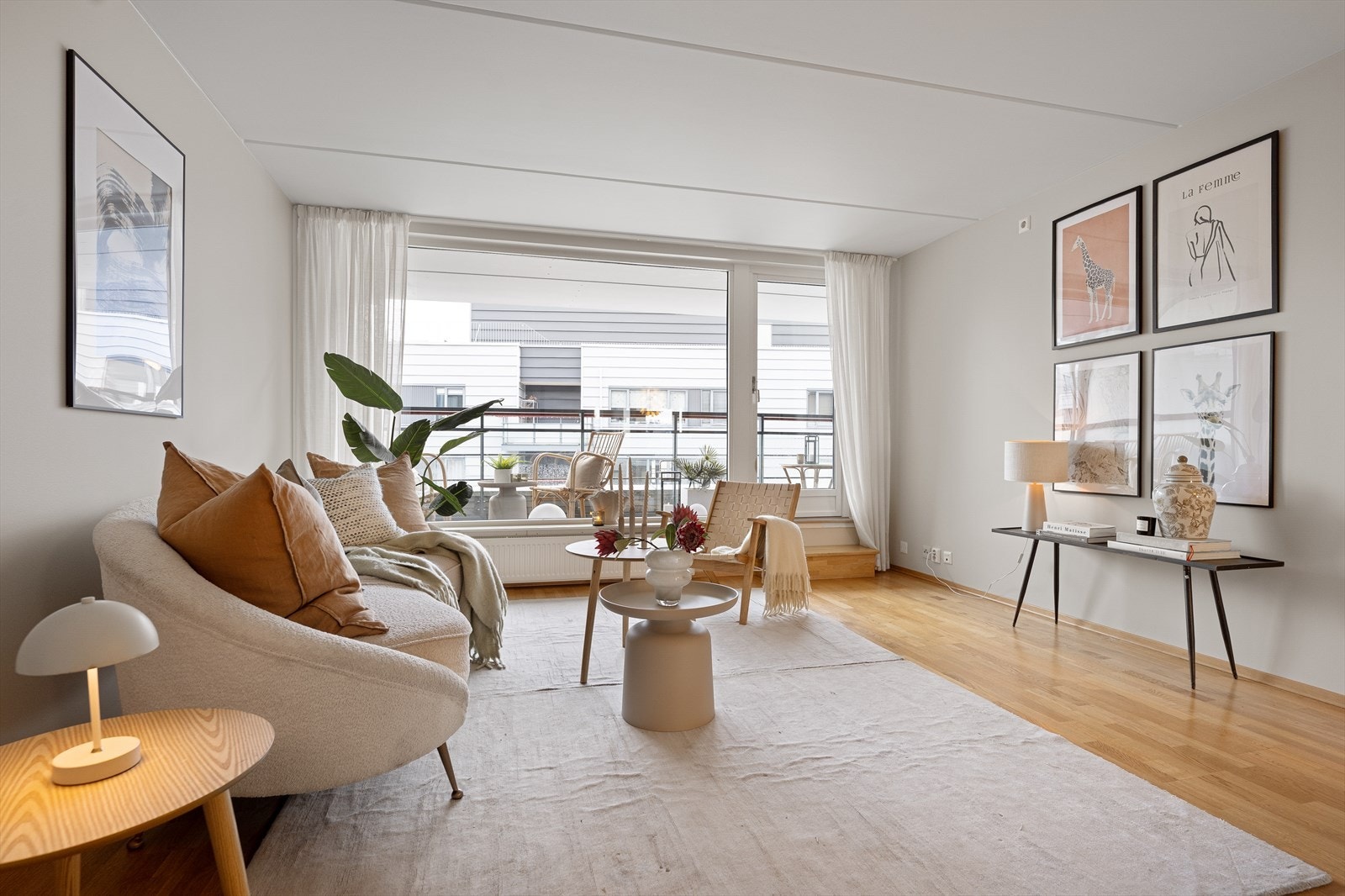 Stuen er lys og innbydende med store vindusflater som slipper inn rikelig med dagslys. Fra stuen er det videre adkomst til balkongen. Galleribilde